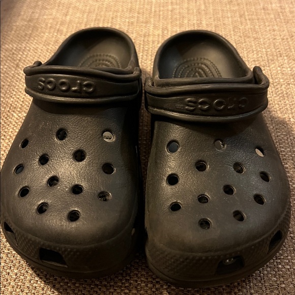 CROCS Classic Black Clogs - Picture 2 of 4